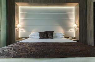 Roupas de cama premium, frigobar, cofres nos quartos, escrivaninha