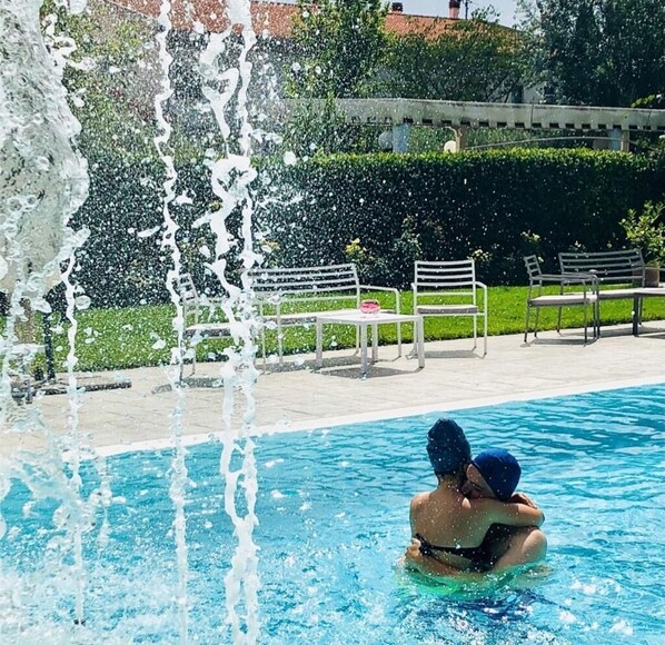 Piscina externa, guarda-sóis