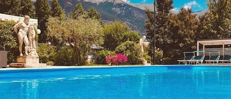 Piscine extérieure, parasols de plage