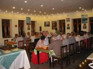 Petit-déjeuner, déjeuner et dîner servis sur place, vue sur le jardin