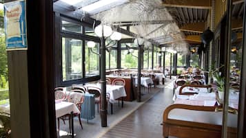 Phục vụ bữa sáng, bữa trưa, bữa tối, món ăn mang phong cách quốc tế