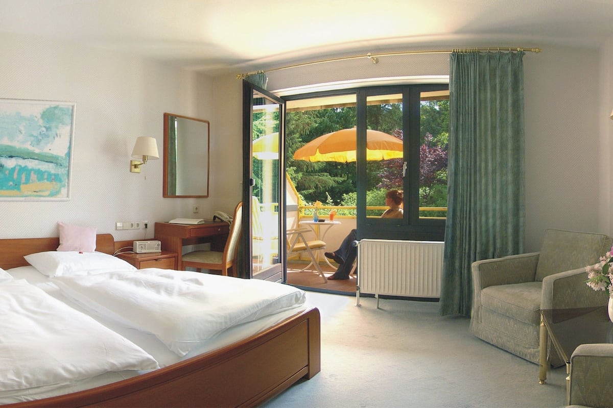 standard double room, 1 double bed | hypo-allergenic bedding, in-room safe, desk, iron/ironing board