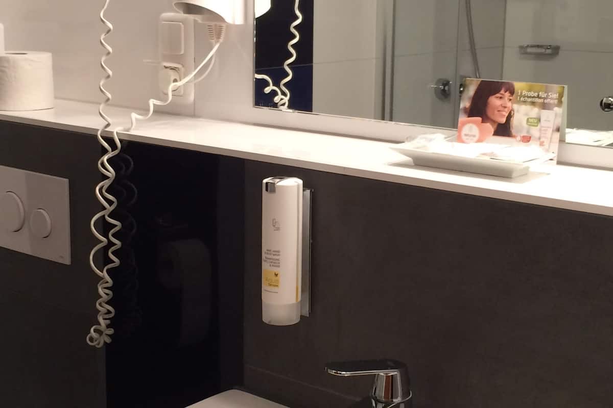 standard single room | hypo-allergenic bedding, in-room safe, desk, iron/ironing board