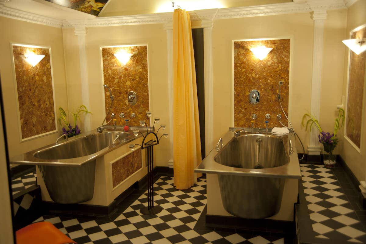 sauna, steam room, hot stone massages, body scrubs, facials