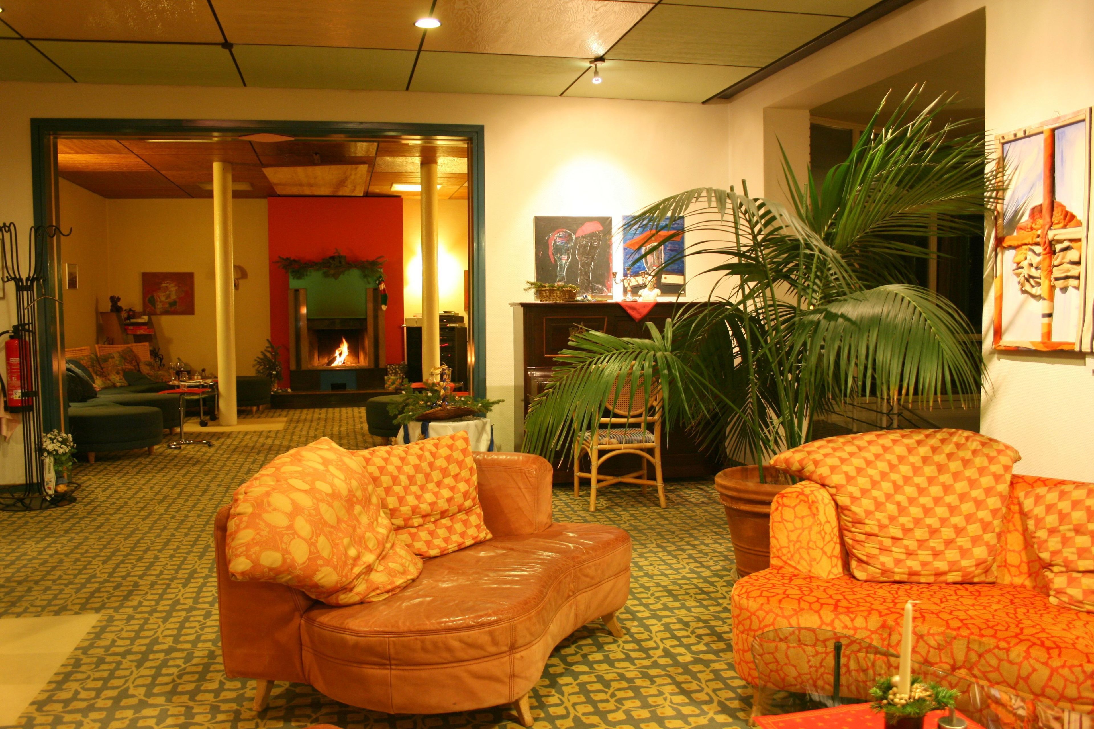 breakfast, lunch, dinner served; international cuisine