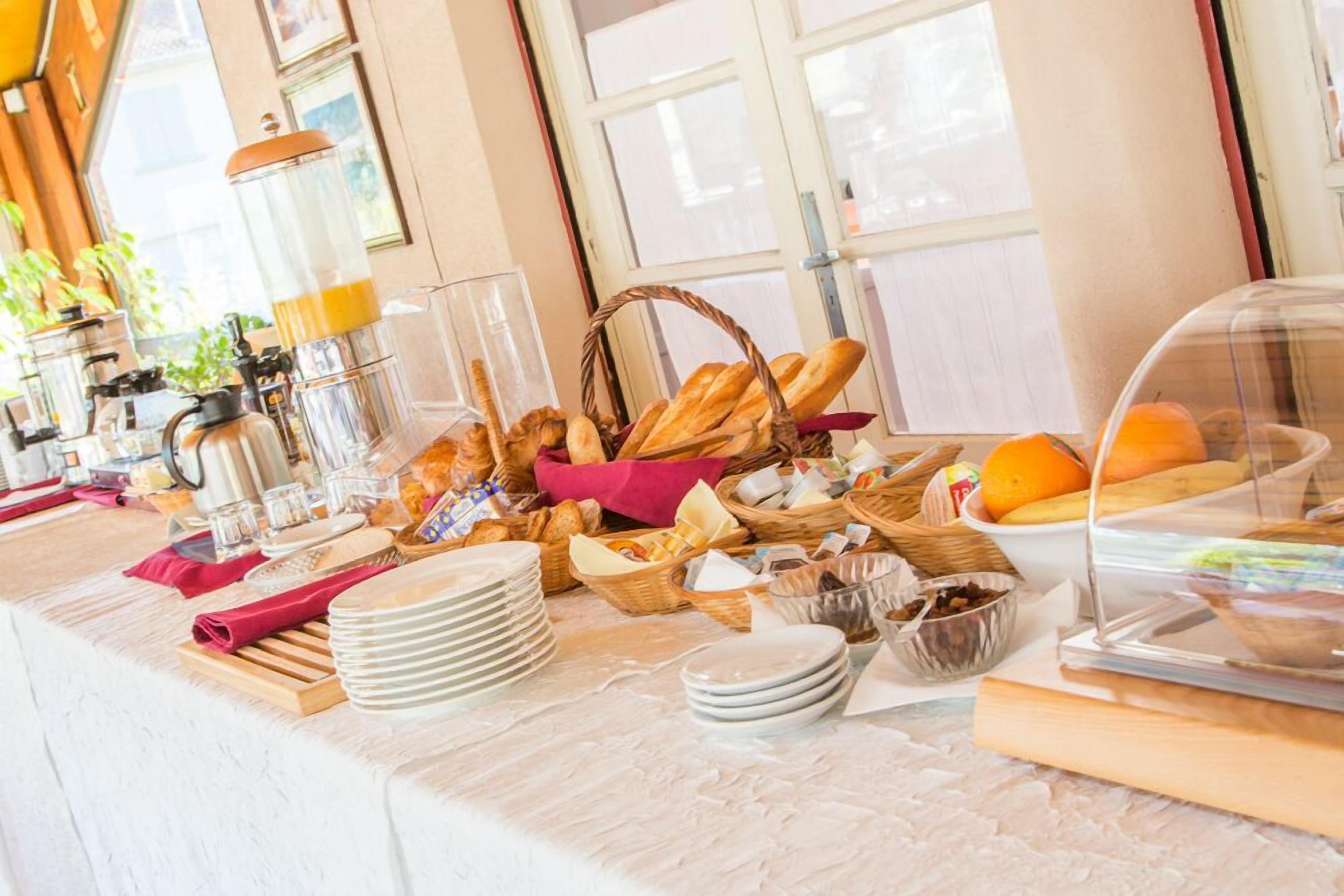 Bữa sáng buffet hàng ngày (12 EUR/mỗi người) 