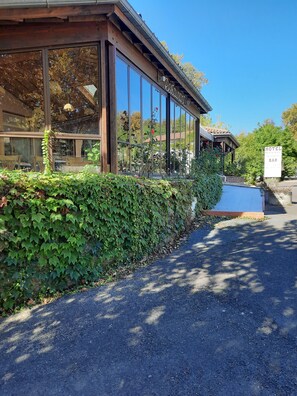 Vista frontal de la propiedad