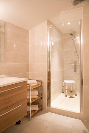 Standard-Doppelzimmer | Badezimmer | Kostenlose Toilettenartikel, Haartrockner, Handtücher