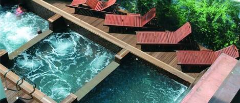 Bain à remous extérieur