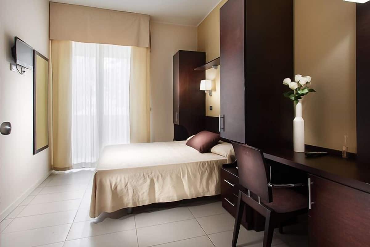 Chambre double | Coffre-fort pour ordinateur portable, bureau, lit d’appoint (supplément)
