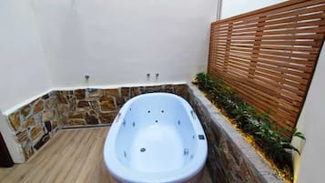 Habitación triple Deluxe, hidromasaje, planta baja | 1 habitación, minibar y wifi gratis