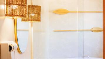 Douche, articles de toilette gratuits, serviettes fournies