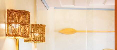 Une salle de bain moderne avec un lavabo blanc, un miroir, un distributeur de serviettes et une baignoire.