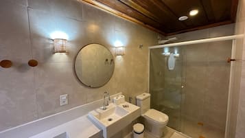 Habitació triple Deluxe, banyera d'hidromassatge, planta baixa | Minibar i wifi gratuïta