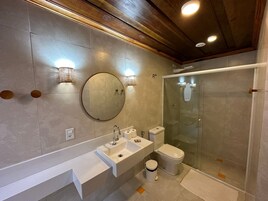 Habitación triple Deluxe, bañera de hidromasaje, planta baja | Minibar y wifi gratis