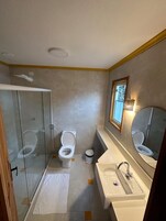 Deluxe vierpersoonskamer, op tussenverdieping | Badkamer | Een douche, gratis toiletartikelen, handdoeken