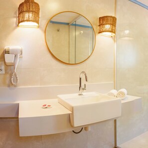 Superior Suite, Jetted Tub | Bathroom | Shower, free toiletries, towels - Pousada Valhacouto (Paraty)