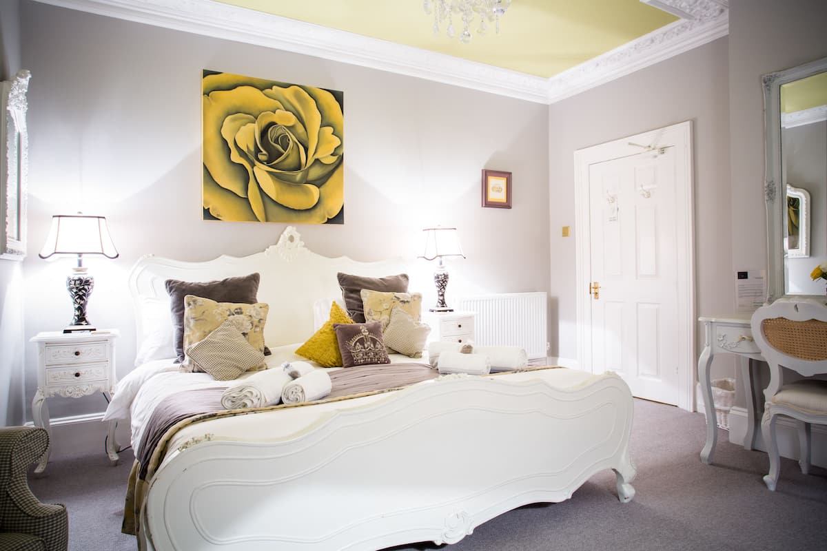 Deluxe SuperKing | Egyptian cotton sheets, premium bedding, individually decorated