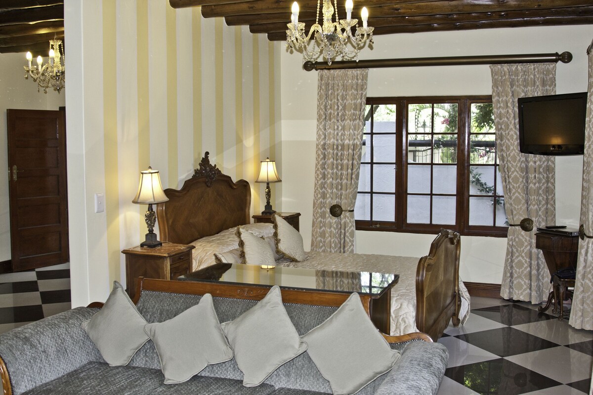Suite | In-room safe, individually decorated, individually furnished, desk