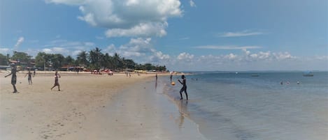 บนชายหาด, ผ้าเช็ดตัวชายหาด, 10 บาร์ริมหาด