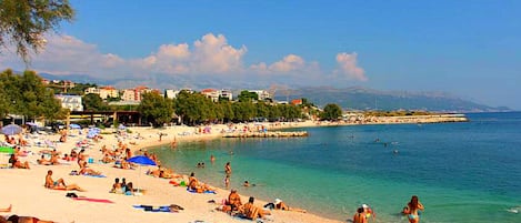 Una spiaggia nelle vicinanze, 7 bar sulla spiaggia