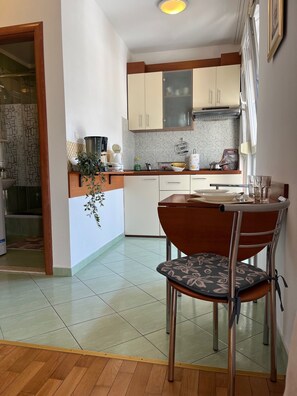Apartamento estándar, 1 cama doble | 1 dormitorio, decoración individual, mobiliario individual y escritorio