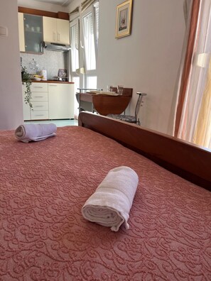 Apartamento estándar, 1 cama doble | 1 dormitorio, decoración individual, mobiliario individual y escritorio