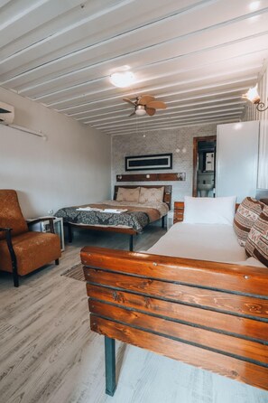 Deluxe kamer, 1 twee- of 2 eenpersoonsbedden | Pillowtop-bedden, een kluis op de kamer, een bureau, geluiddichte muren