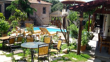 Una piscina al aire libre, sombrillas