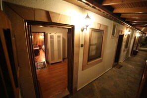 Pillowtop-bedden, een kluis op de kamer, een bureau, geluiddichte muren