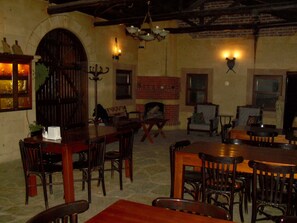 Breakfast, lunch and dinner served  - Akropolis Guest House (Bergama)