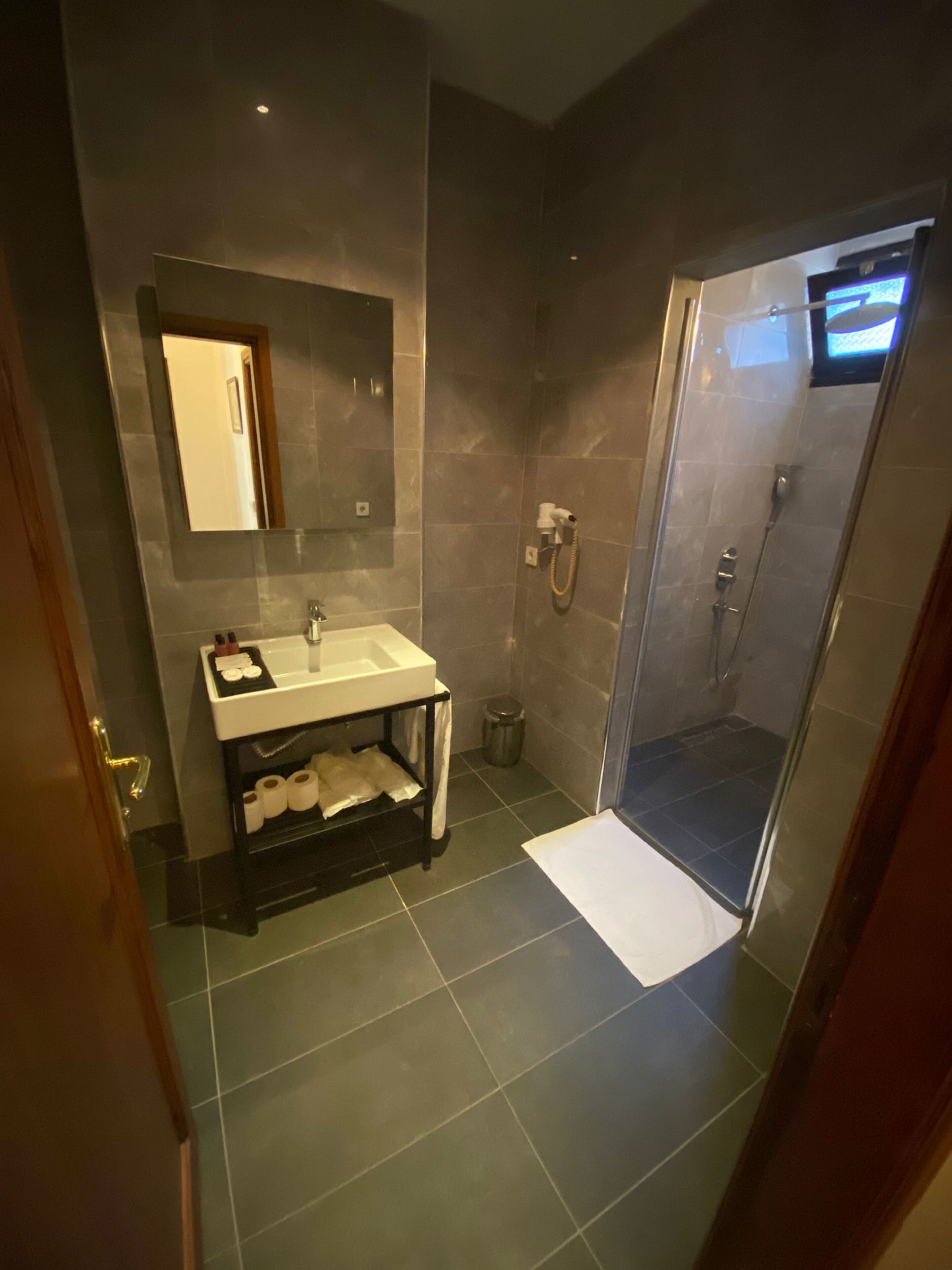 family quadruple room | bathroom | shower, free toiletries, hair dryer, slippers