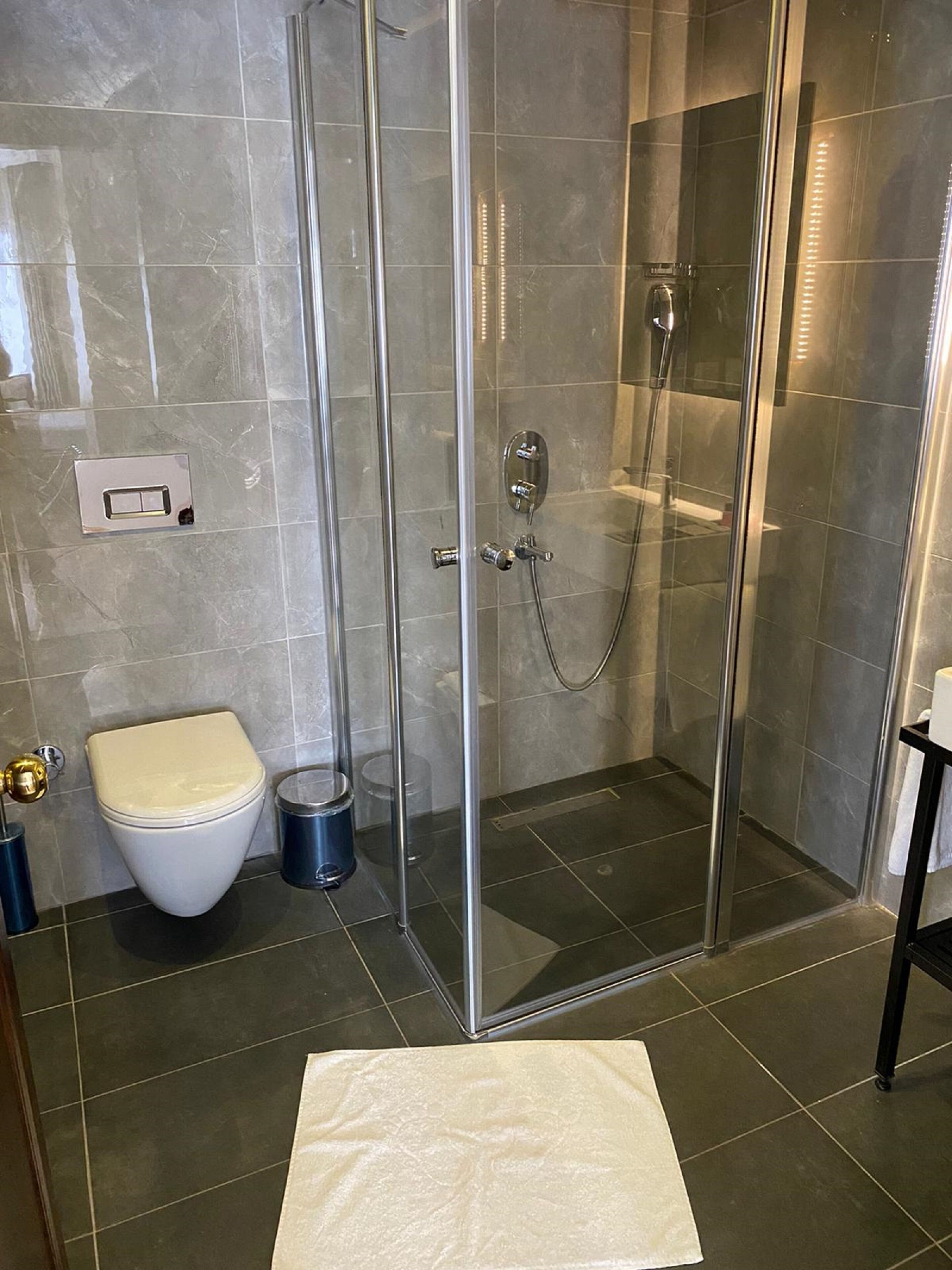 standard double room | bathroom | shower, free toiletries, hair dryer, slippers