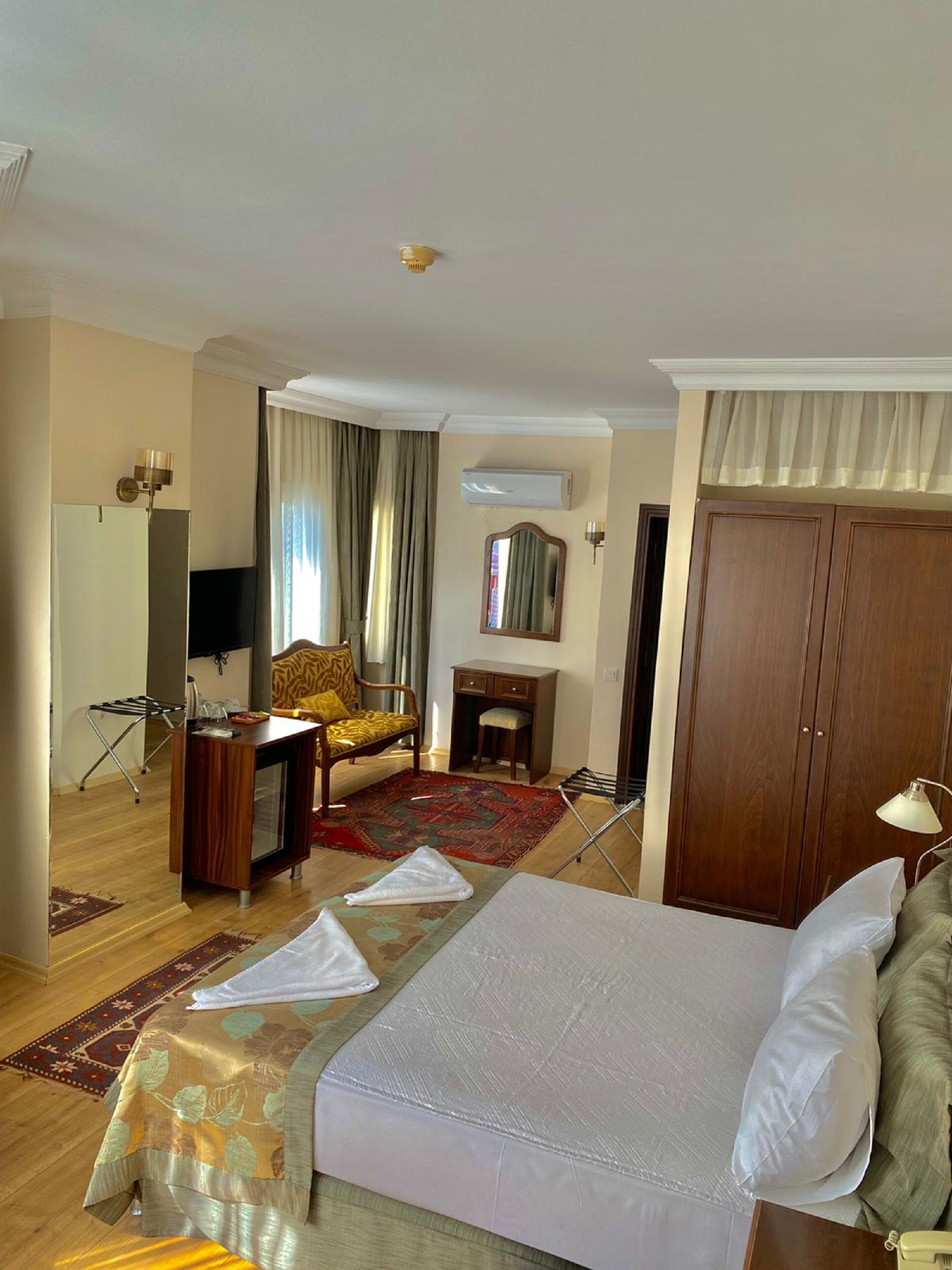 deluxe double room | minibar, laptop workspace, iron/ironing board, free wifi