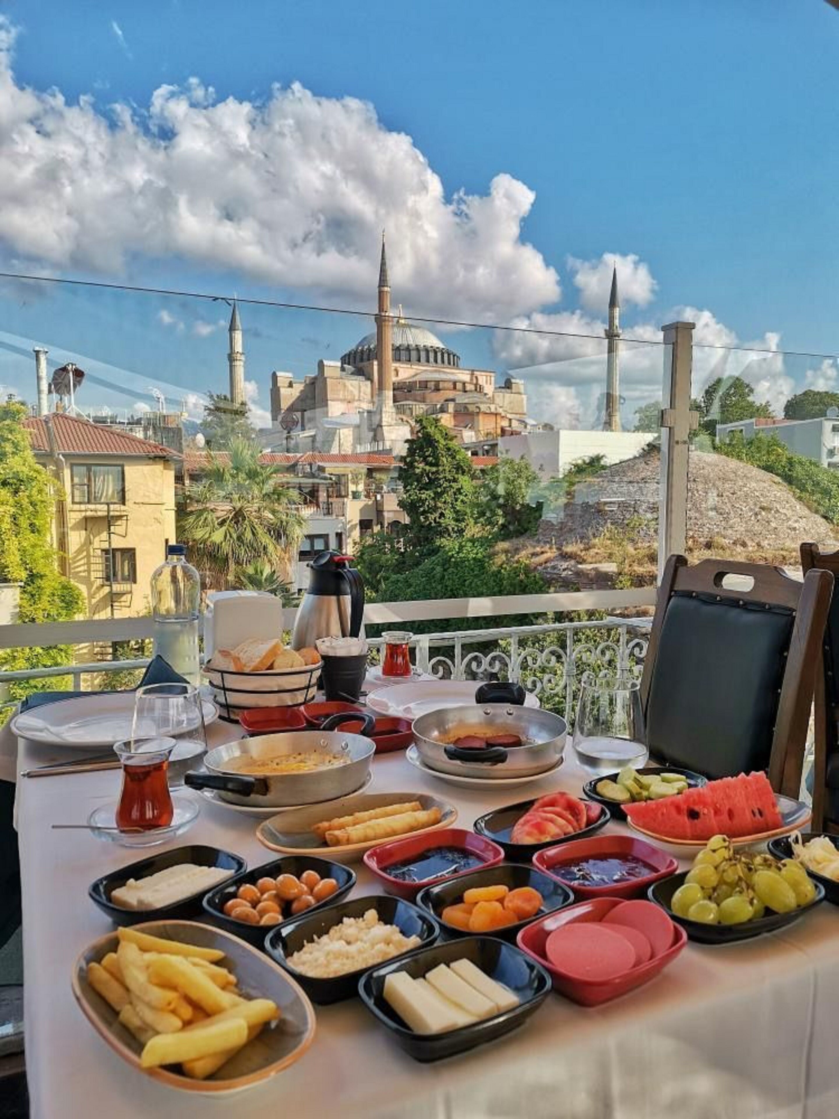 Daily full breakfast (EUR 10 per person)