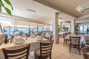 Serveert ontbijt, lunch, diner, stranduitzicht