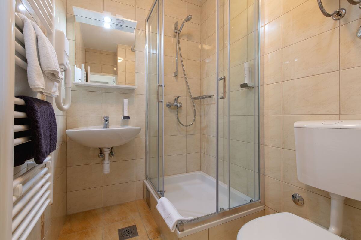 standard double room, 1 queen bed, sea view | bathroom | free toiletries, hair dryer, towels