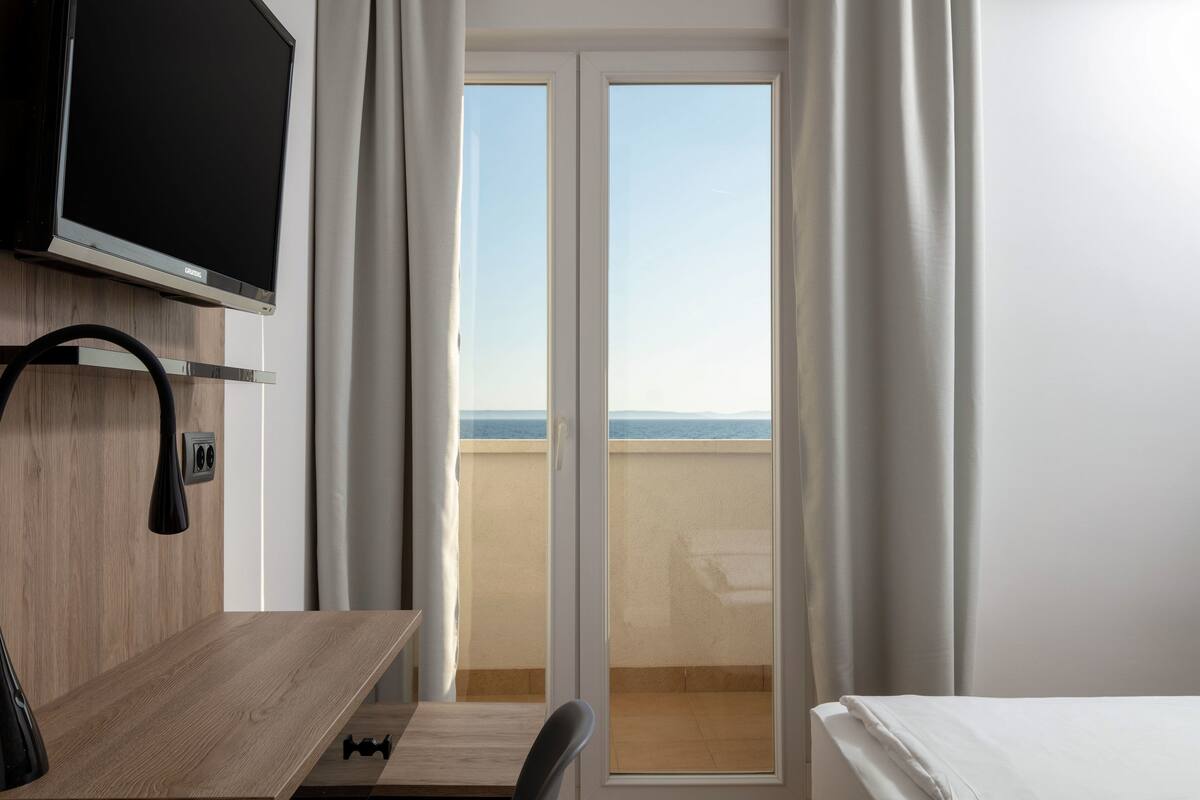 double room, sea view | in-room safe, desk, blackout curtains, free wifi