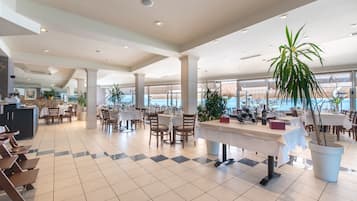 供應早餐、午餐和晚餐,海灘景觀