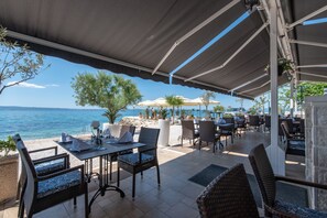 Breakfast, lunch, dinner served; beach views - Pansion Amigos (Podstrana)