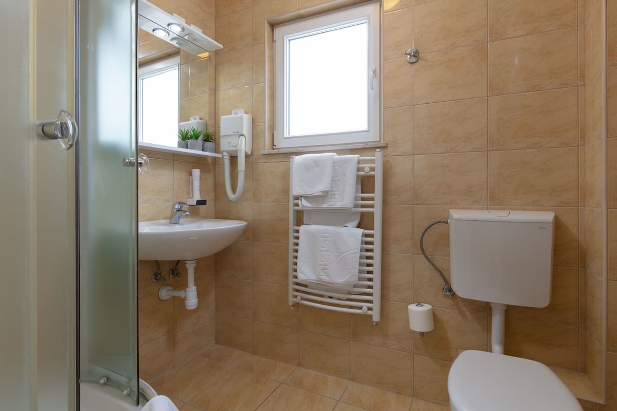 triple room, balcony, sea view | bathroom | free toiletries, hair dryer, towels