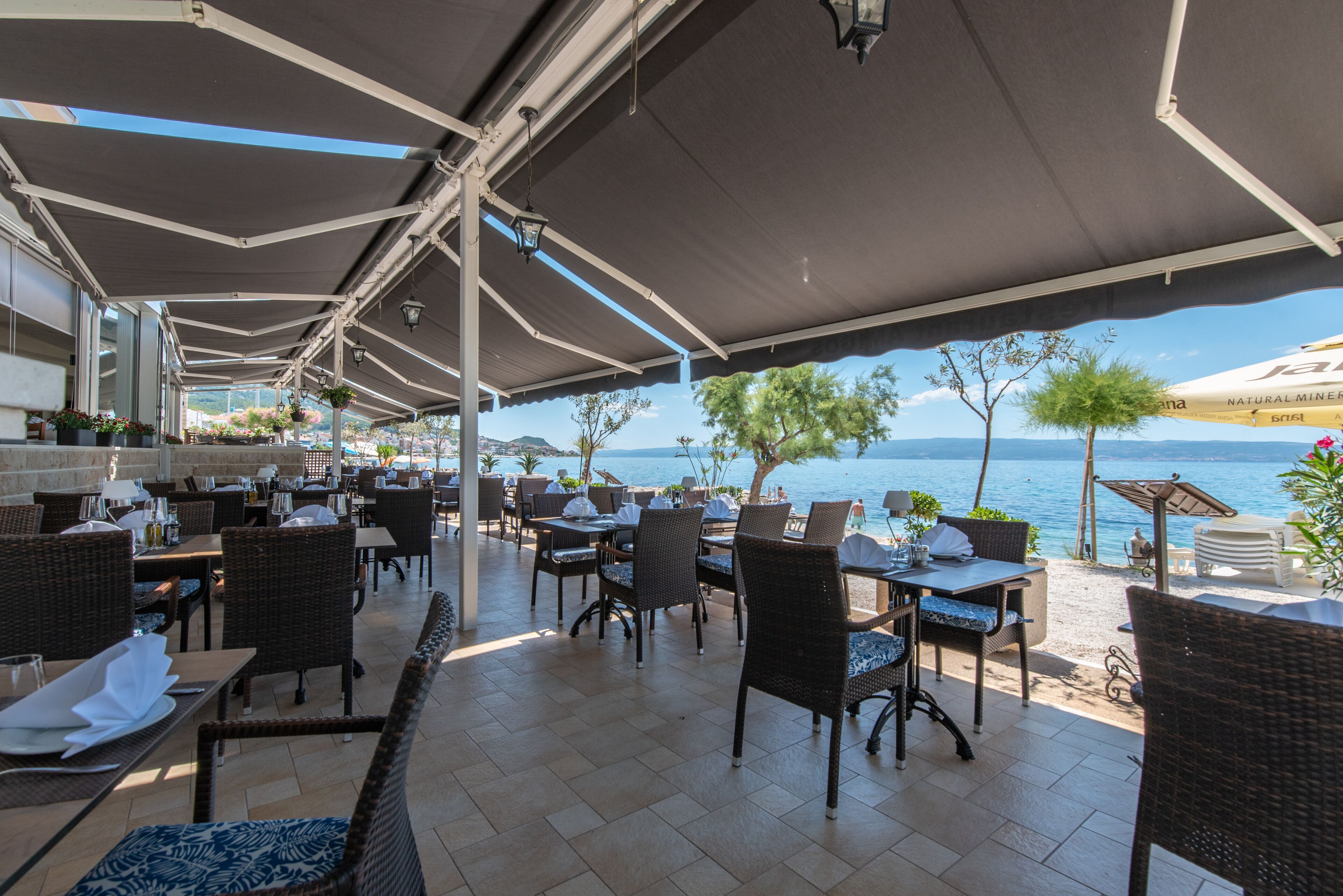 Breakfast, lunch, dinner served; beach views 