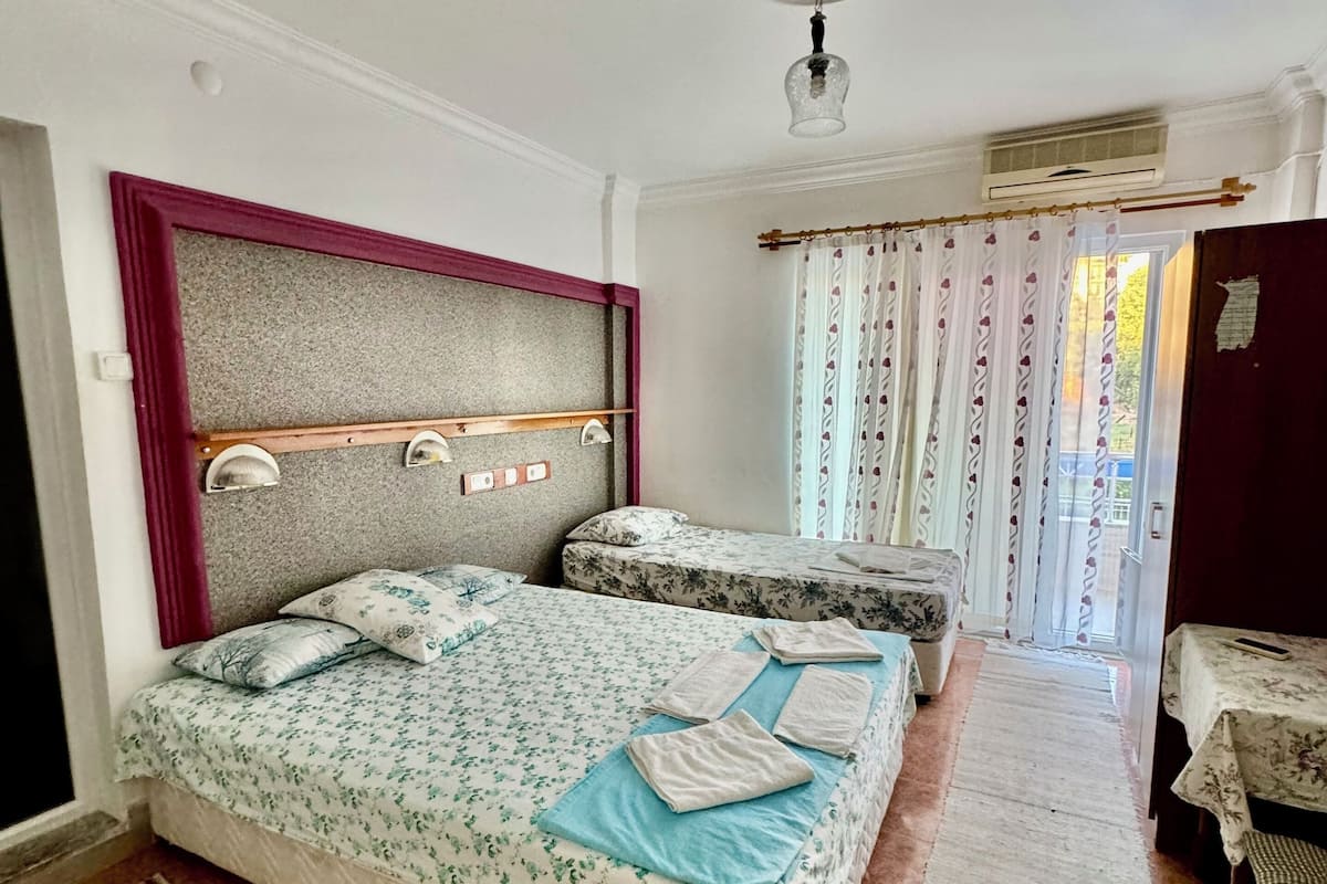 Studio Keluarga, 2 kamar tidur | Bantalan ekstra lembut, brankas, dan meja kerja