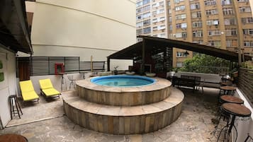 Piscine extérieure, chaises longues