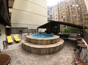 Outdoor pool, sun loungers - Che Lagarto Copacabana - Hostel (Rio de Janeiro)