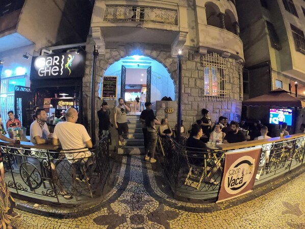 Bar (on property) - Che Lagarto Copacabana - Hostel (Rio de Janeiro)
