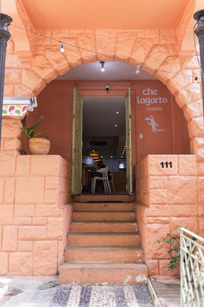 Front of property - Che Lagarto Copacabana - Hostel (Rio de Janeiro)