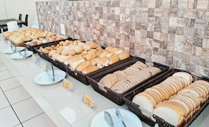 A buffet with various breads and pastries displayed in wicker baskets. - Hotel Beach Hills (Porto Seguro)