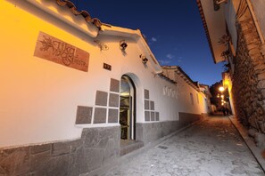 Front of property – evening/night - Tika Wasi Casa Boutique (Cusco)