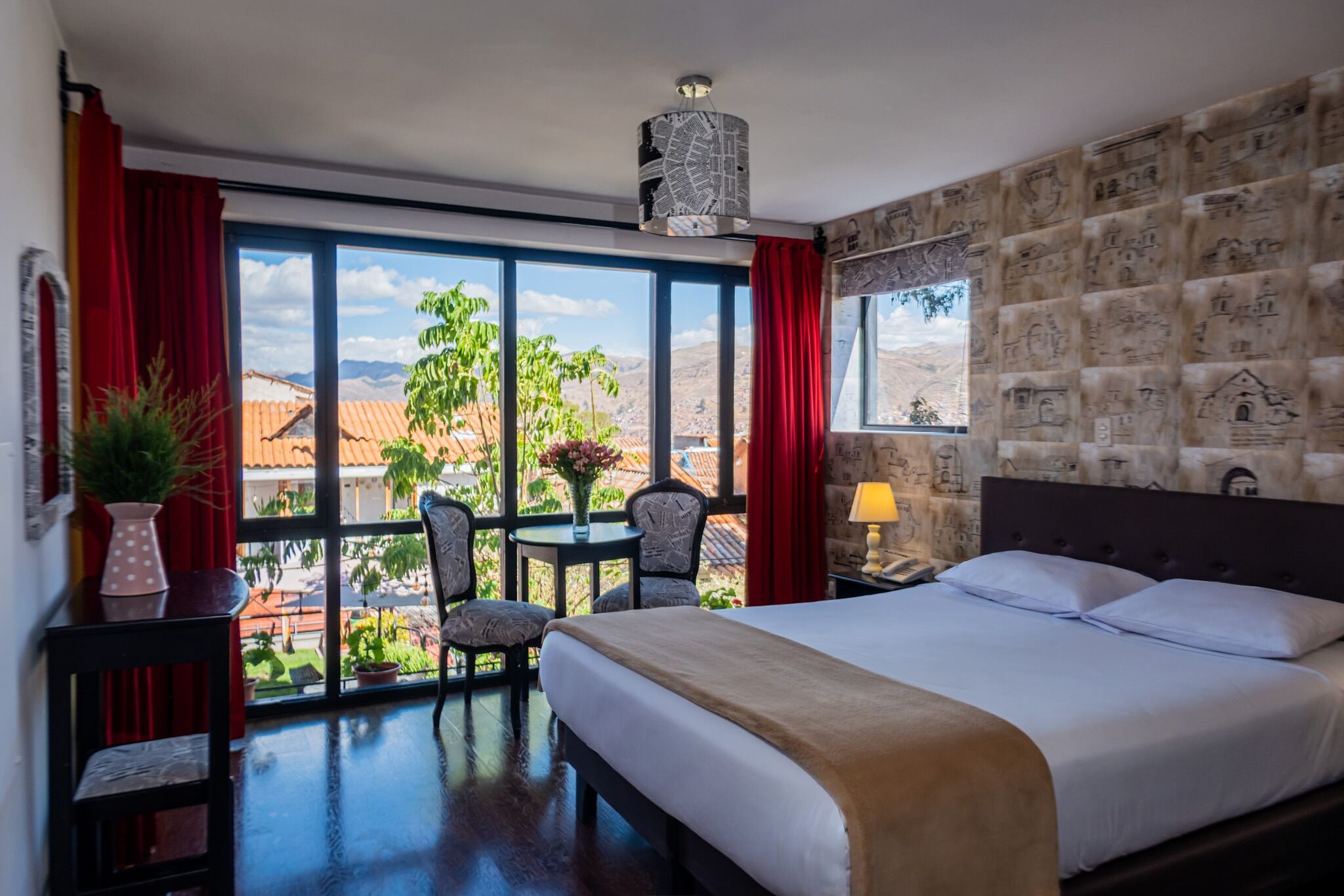 Rom – standard | Dundyner, safe på rommet, individuelt dekorert og blendingsgardiner